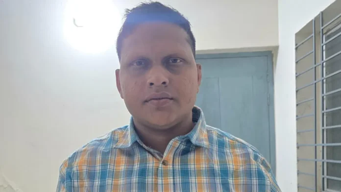 খাকি পোশাকের আড়ালে ‘তদবিরবাজ’: মধুপুর থানায় ভুয়া এসআই গ্রেফতার!