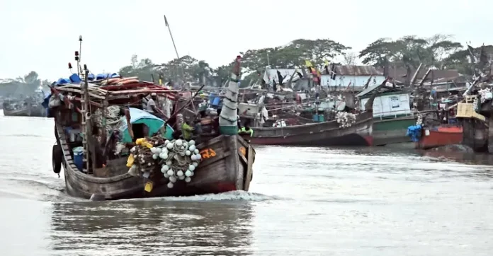 জ্বালানি সংকটে স্থবির হয়ে পড়া পটুয়াখালীর কলাপাড়া উপকূলে প্রশাসনের বিশেষ উদ্যোগে সমুদ্রে নামতে শুরু করেছে শতাধিক মাছ ধরার ট্রলার