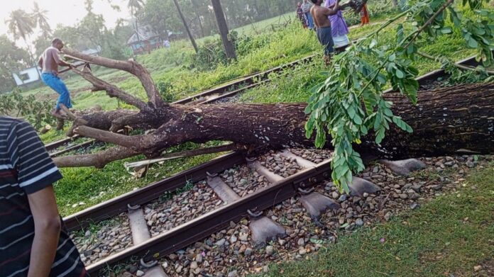 বৈরী আবহাওয়ায় বিপর্যস্ত রেলপথ, নোয়াখালী-ঢাকা ট্রেন চলাচল অচলাবস্থা