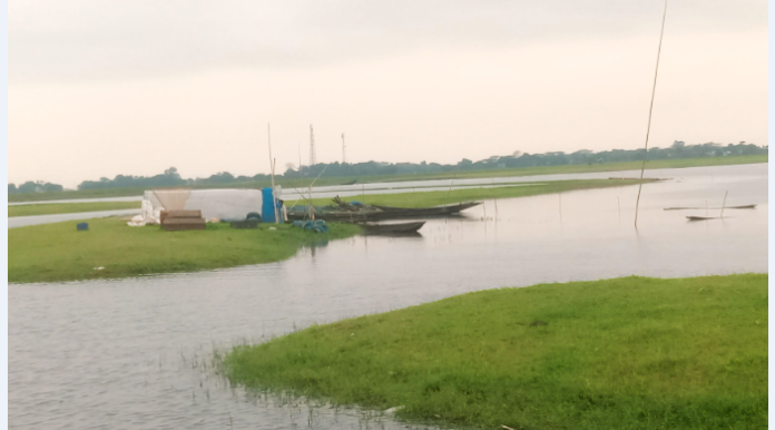 টাঙ্গুয়ার হাওরে অবৈধ স্থাপনা ও নিষিদ্ধ জালের দৌরাত্ম্য