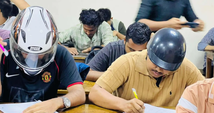 জবিতে পলেস্তারা আতঙ্কে ‘হেলমেট’ পরে পরীক্ষা: ঝুঁকিপূর্ণ ভবনে কাটছে না উদ্বেগ