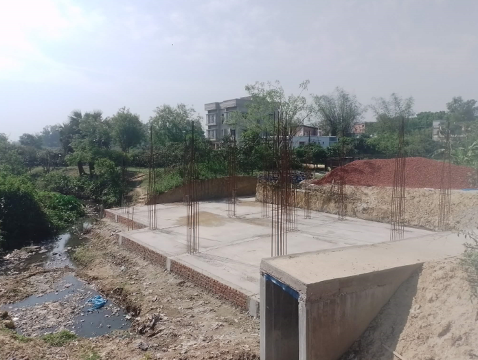 সাপাহারে সরকারি খাল দখল করে অবৈধ স্থাপনা নির্মাণ