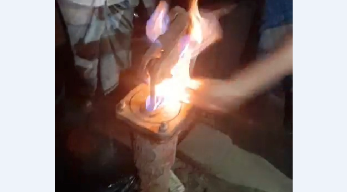 নোয়াখালীতে নতুন টিউবওয়েলে দিয়াশলাই ধরতেই জ্বলছে আগুন