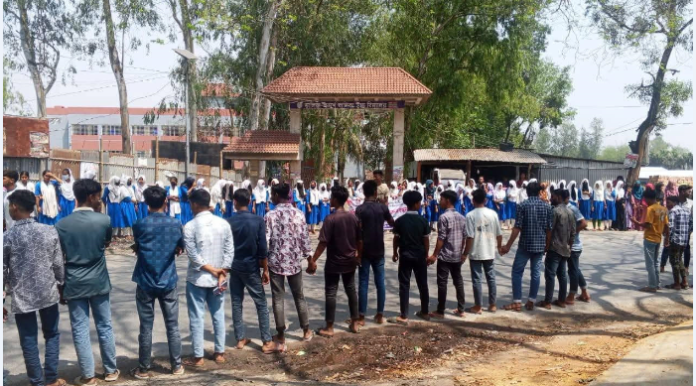 নীলফামারীর ডিমলায় স্কুল ছাত্রীকে সংঘবদ্ধ ধর্ষণের অভিযোগ,শাস্তির দাবিতে মানববন্ধন