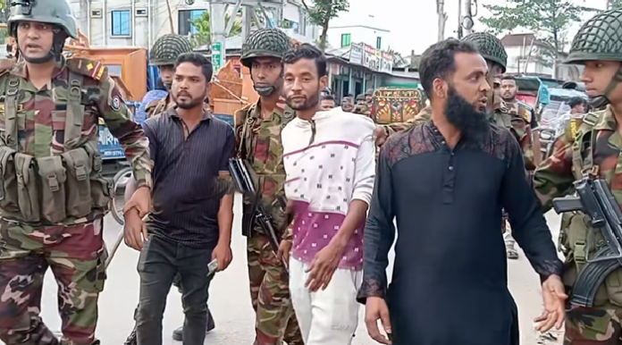 হবিগঞ্জে পরিবহন খাতে চাঁদাবাজদের কবজায় সেনাবাহিনী: ৪ জন হাতেনাতে গ্রেপ্তার