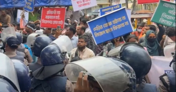 নিয়োগের দাবিতে শাহবাগে শিক্ষকদের ‘রণহুঙ্কার’: পুলিশের বাধা ডিঙিয়ে রাজপথে বিক্ষোভ, টানটান উত্তেজনা