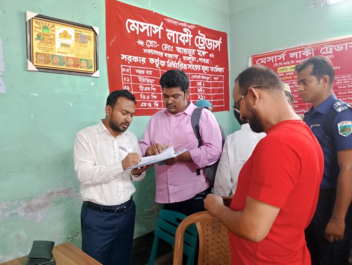 ভাঙ্গুড়ায় কৃষি পন্য সার মজুত ও বেশি দামে বিক্রি অভিযোগে তিন ডিলার কে অর্থদণ্ড