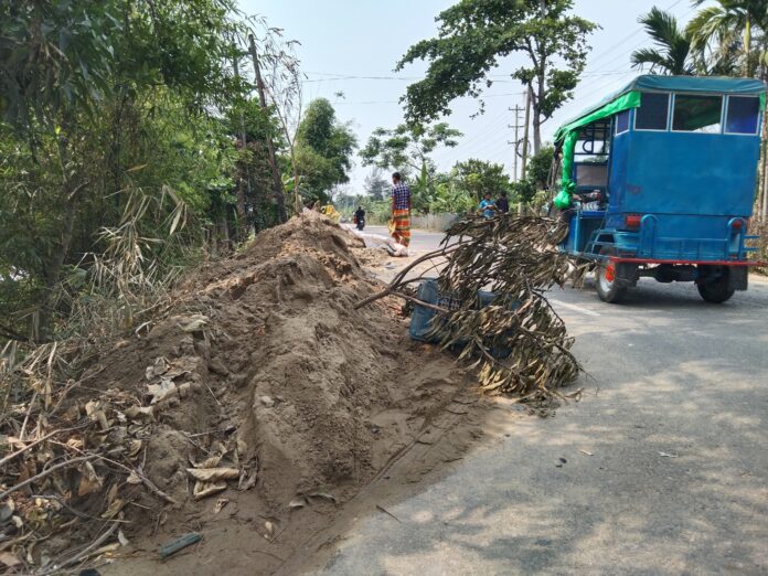 সড়কের পাশে বালুর স্তুপ, বেপরোয়া ট্রাক চাপায় সিএনজি যাত্রীর মৃত্যু
