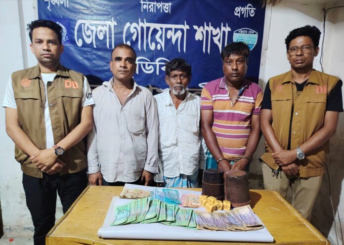 নোয়াখালীতে প্রকাশ্য জুয়ার আসরে ডিবির অভিযান, গ্রেপ্তার-৩