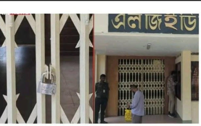 পটুয়াখালীতে দেরিতে অফিসে গিয়ে ঢুকতে না পেরে বিপাকে কর্মচারী