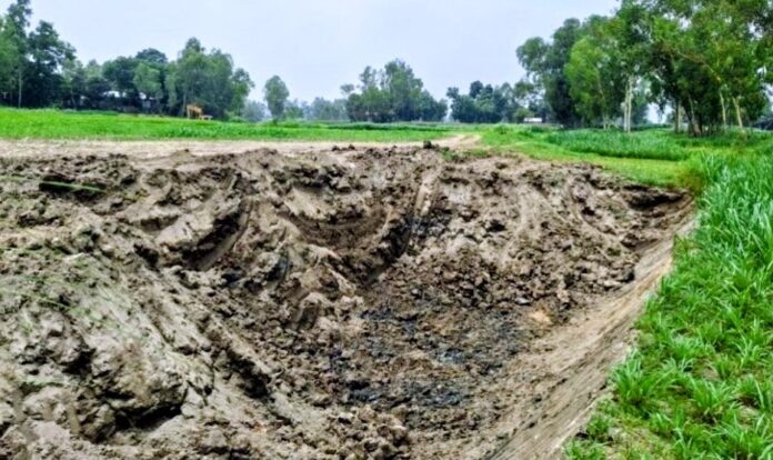 মির্জাপুরে খাল খননের নামে ফসলি জমি কেটে মাটি চুরির অভিযোগ।