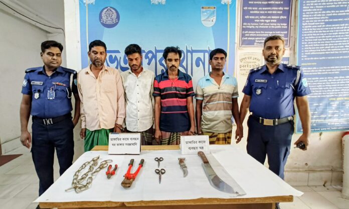 ভূঞাপুরে গ্রেফতারকৃত ৪ ডাকাত দলের সদস্য।