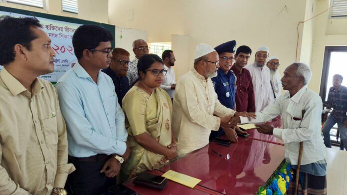 পাহারে ক্ষুদ্র নৃ-গোষ্ঠী ও শিক্ষার্থীদের মাঝে নগদ অর্থ বিতরণ