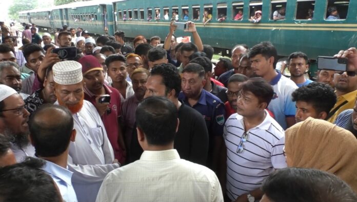 কুষ্টিয়ায় ট্রেনের যাত্রাবিরতি ও রেলস্টেশন সংস্কারের দাবিতে বিক্ষোভ
