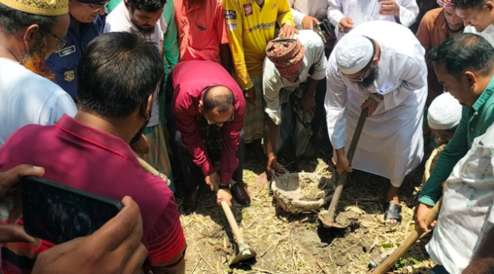 আমতলীতে খাল খনন কাজের উদ্ধোধন