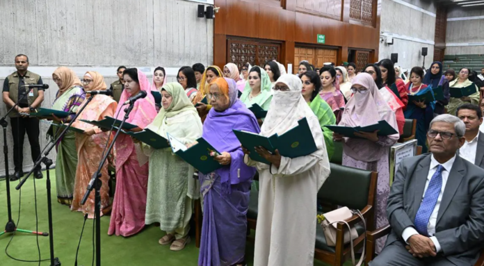 হাফিজ উদ্দিন আহমদের কাছে শপথ নিলেন সংরক্ষিত নারী আসনের ৪৯ সংসদ সদস্য