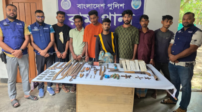 রামুতে ডাকাতের আস্তানায় পুলিশের হানা: অস্ত্র-গোলাবারুদসহ গ্রেফতার ৭