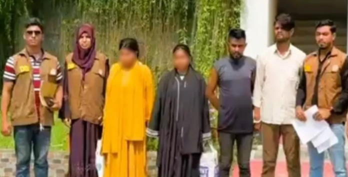 নরসিংদীতে দুর্ধর্ষ ‘হানি ট্র্যাপ’ চক্রের ৪ সদস্য গ্রেপ্তার: ফাঁদে ফেলে নগ্ন ভিডিও ও মুক্তিপণ আদায়