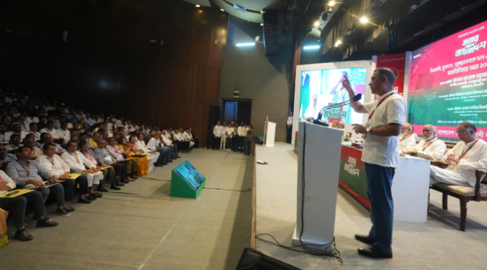 প্রতিশ্রুতি পূরণের ‘নতুন যুদ্ধ’: কেআইবিতে তৃণমূল নেতাদের নিয়ে রুদ্ধদ্বার বৈঠকে প্রধানমন্ত্রী তারেক রহমান