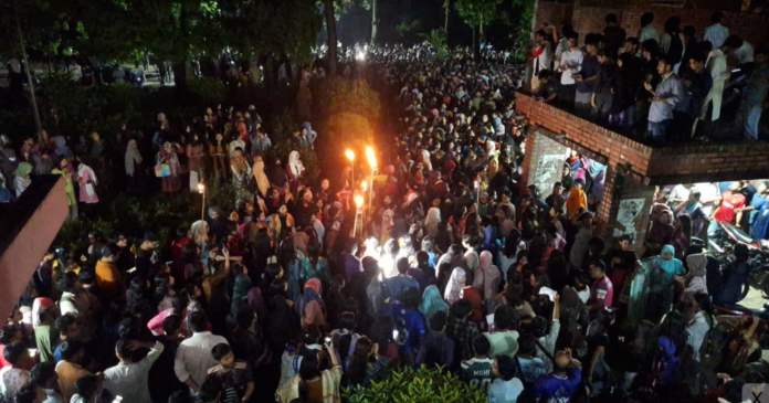 জাবিতে ছাত্রী ধর্ষণ চেষ্টায় মধ্যরাতে উত্তাল ক্যাম্পাস: ৩ দফা দাবিতে শিক্ষার্থীদের আল্টিমেটাম