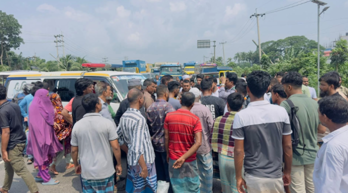 সোনারগাঁয়ে ১০ টাকা চাঁদার জন্য চালককে পিটিয়ে হত্যা, মহাসড়ক অবরোধ