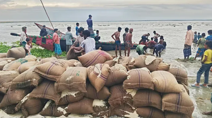 যমুনায় আকস্মিক ঝড়ের তাণ্ডব: ৪৬৭ বস্তা ঈদের ভিজিএফ চালসহ ডুবল ২ নৌকা
