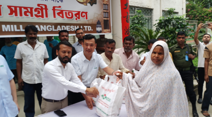 শ্রীপুরে দুই হাজার স্বল্প আয়ের মানুষ পেলো ঈদ উপহার সামগ্রী