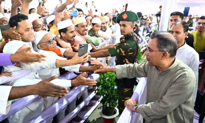 জাতীয় ঈদগাহে ঈদের জামাত: মুসল্লিদের সাথে কোলাকুলি ও শুভেচ্ছা বিনিময়ে প্রধানমন্ত্রী তারেক রহমান, আবেগাপ্লুত সাধারণ মানুষ
