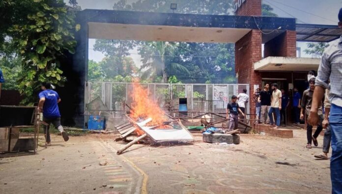 গাজীপুরে ভিসি অপসারণের দাবিতে ডুয়েটে সংঘর্ষ, বহু শিক্ষার্থী আহত