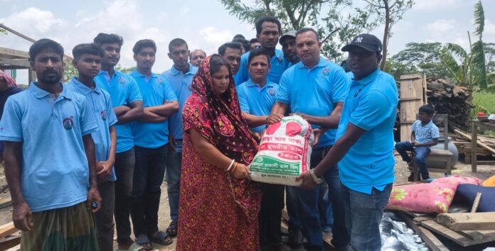 কলাপাড়ায় পাশে দাঁড়াই সেচ্ছাসেবী সংগঠন ঝড়ে ক্ষতিগ্রস্ত ৮ টি পরিবারকে খাদ্য ও মন্দিরে অর্থ সহায়তা প্রদান
