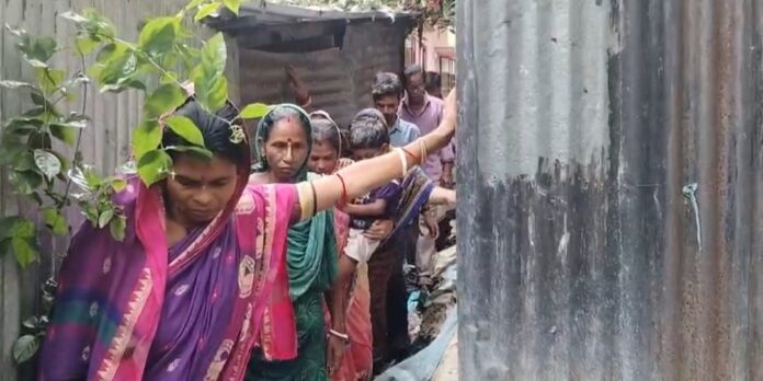 সড়কের জায়গায় বসতঘর নির্মান, দীর্ঘ ১৮ বছর দুই পরিবারের চলাচলে চরম ভোগান্তি