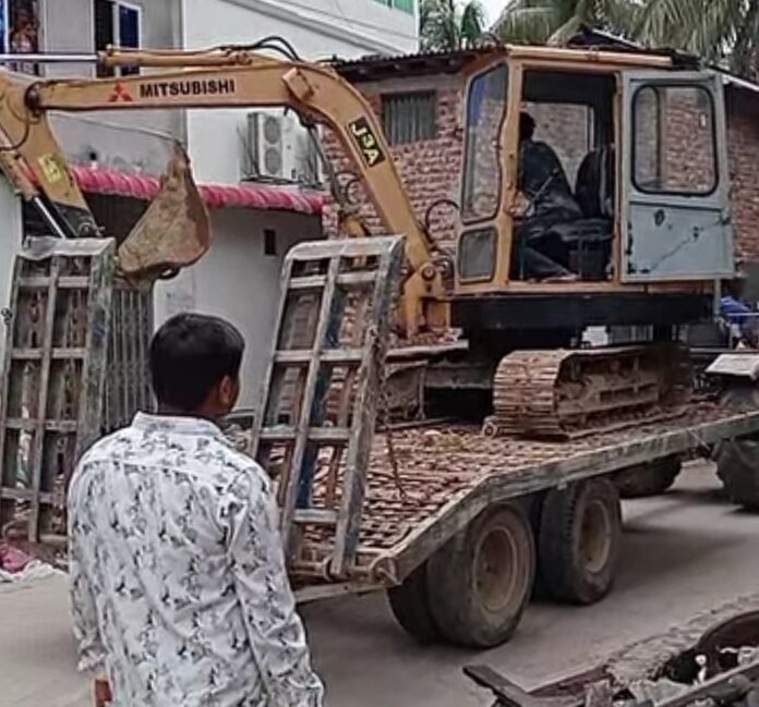 কলাপাড়া পৌরসভায় দখল হয়ে যাওয়া রহমতপুর খালে উচ্ছেদ অভিযান শুরু, চিহ্নিত ৭৮ টি স্থাপনা