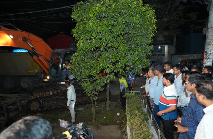 বর্ষার আগে জলাবদ্ধতা রোধে মাঠে রাসিক, রাতদিন ড্রেন পরিষ্কার কার্যক্রম তদারকিতে প্রশাসক
