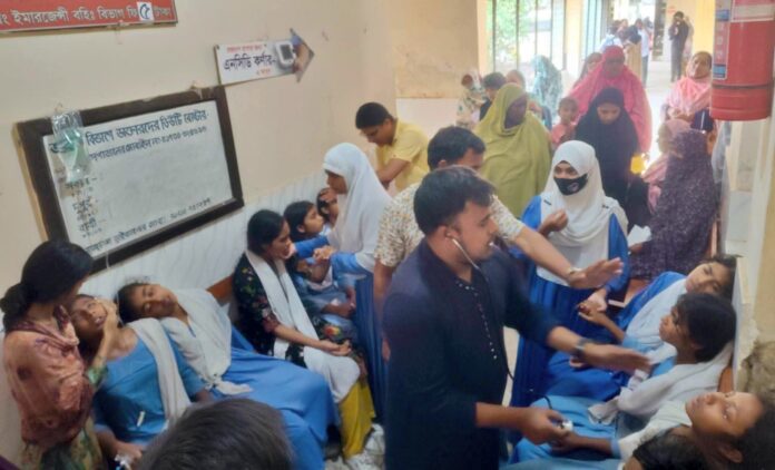 ঈশ্বরদীতে বিষাক্ত কেমিক্যালের গন্ধে অর্ধশতাধিক শিক্ষার্থী অসুস্থ, হাসপাতালে ভর্তি