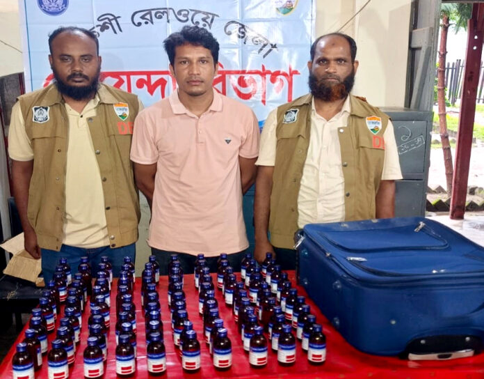 বনলতা এক্সপ্রেসে ১০০ বোতল এসকাফসহ যুবক আটক