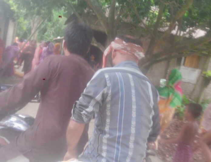প্রতিপক্ষকে ফাঁসাতে নিজের বাড়িতে আগুন: ঈশ্বরদীতে বকেয়া টাকা চাইতে গিয়ে হামলা, মহিলাসহ আহত ৭