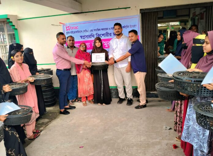 কলাপাড়ায় ৩৪ জন কিশোরীর মাঝে হাস-মুরগী বিতরন
