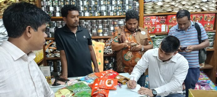 কুয়াকাটায় ভোক্তাধিকারের অভিযান, দুই আচার ও চকলেট ব্যবসায়ীকে ২০ হাজার টাকা জরিমানা