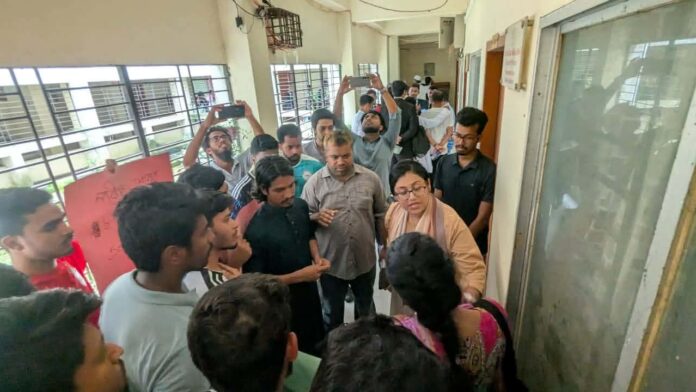পরীক্ষা-ফল প্রকাশে দীর্ঘসূত্রতার প্রতিবাদে কুবির আইন বিভাগের অফিসকক্ষে তালা