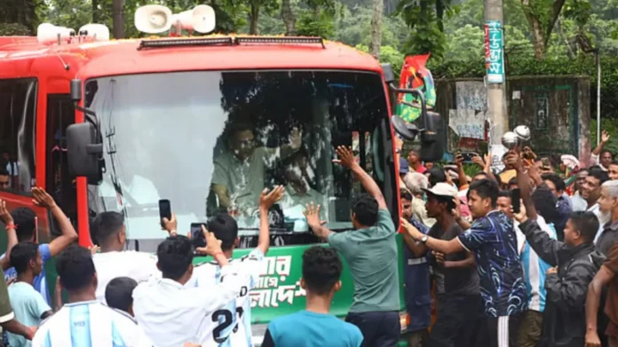 সিলেট এম এ জি ওসমানী আন্তর্জাতিক বিমানবন্দর থেকে সড়কপথে মৌলভীবাজারের উদ্দেশে রওনা হয়েছেন প্রধানমন্ত্রী।