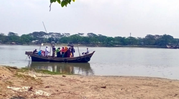 কলাপাড়ায় খেয়াঘাটে যাত্রীদের জিম্মি করে অতিরিক্ত ভাড়া আদায়