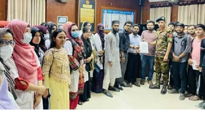 রংপুর মেডিকেল কলেজ হাসপাতালে অনির্দিষ্টকালের কর্মবিরতির ঘোষণা দিয়েছে ইন্টার্ন চিকিৎসক