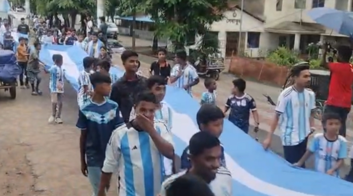 কলাপড়ায় বৃষ্টি উপেক্ষা করে ১০০ ফুট দৈর্ঘ্যের আর্জেন্টিনার পতাকা ও মেসির ২০ ফুট লম্বা অবয়ব নিয়ে বিশাল মোটরসাইকেল শোভাযাত্রা