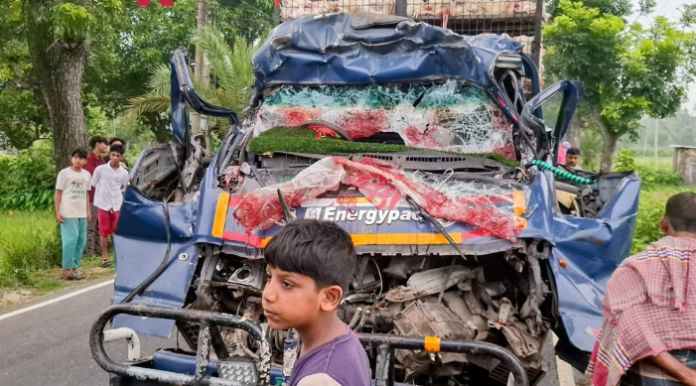 টাঙ্গাইলে দাঁড়িয়ে থাকে ট্রাকের পেছনে পিকআপের ধাক্কায় প্রাণ গেল ৪ জনের
