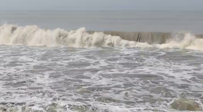 সাগর উত্তাল - উপকূলে ফিরছে জেলেরা