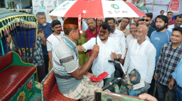 রেড ক্রিসেন্টের উদ্যোগে রাজশাহীতে পথচারীদের মাঝে ছাতা বিতরণ