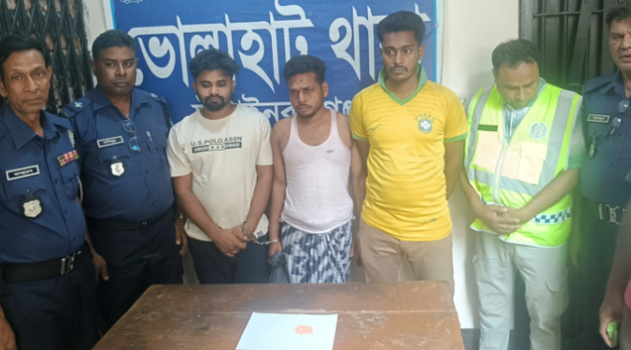 চাঁপাইনবাবগঞ্জের ভোলাহাটে ইয়াবাসহ আটক ৪, প্রাইভেটকার জব্দ
