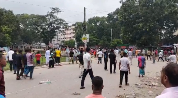 হজ যাত্রীর লাগেজ গায়েব: কসবায় দুই গ্রামের রণক্ষেত্র, আহত অন্তত ৫০!