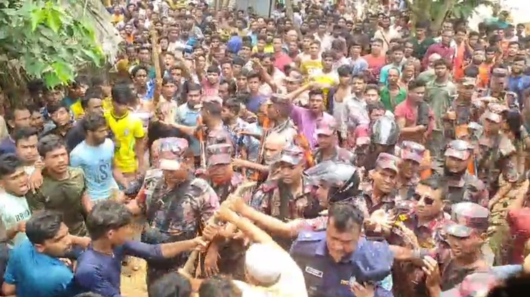 আদিতমারীতে ভুট্টাক্ষেতে ৭ বছরের শিশুর বস্তাবন্দি মরদেহ: ক্ষুব্ধ জনতার অগ্নিসংযোগ ও গাড়ি ভাঙচুর, ওসি ক্লোজড