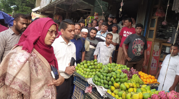 সিংগাইর পৌরবাজারে ফুটপাতে অবৈধ দোকানের বিরুদ্ধে অভিযান,৭ দোকানে জরিমানা